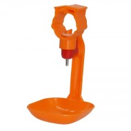 Kŕmidlá a napájačky pre hydinu a králiky Napájací nipel s miskou pre kurčatá, sliepky a prepelice